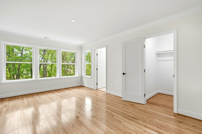 Building Photo - 5116 Shore Dr