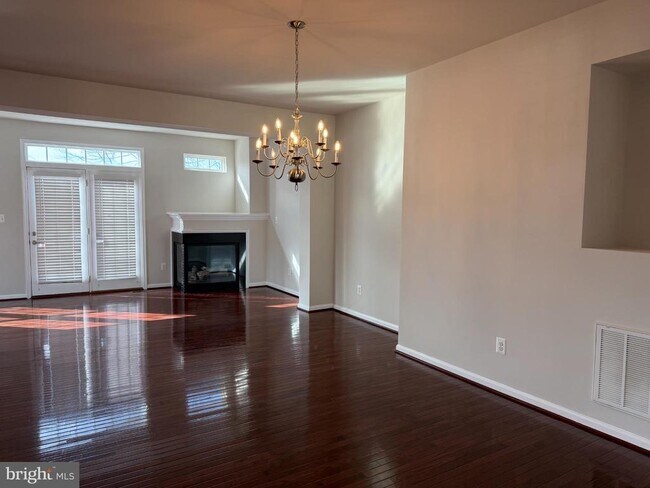 Building Photo - 45903 Peach Oak Terrace