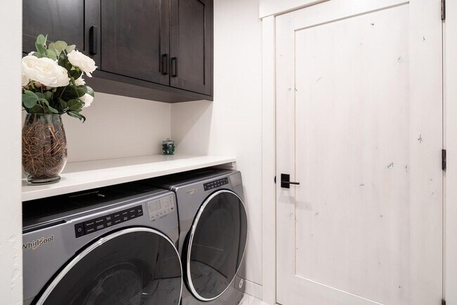 Building Photo - 5 Wildwood Rd W