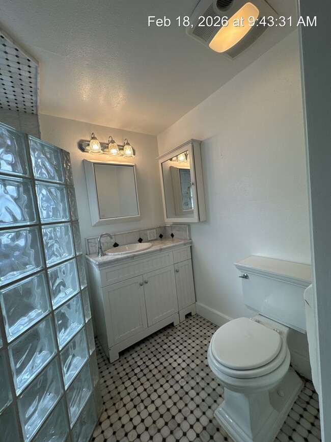 Building Photo - Woodlake Home! Available Now!