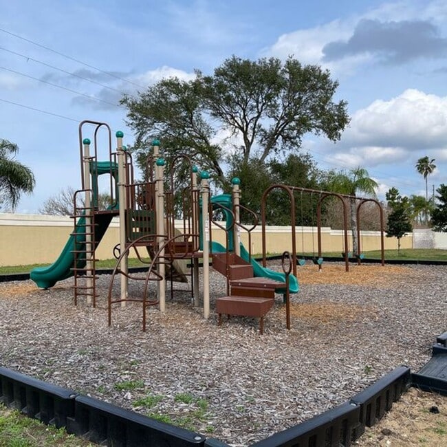 Building Photo - 2715 Fan Palm Dr