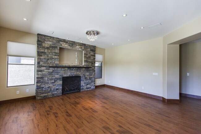 Building Photo - Rhodes Ranch Golf Course View