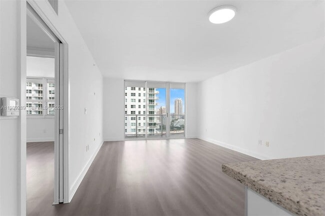 Building Photo - 1155 Brickell Bay Dr