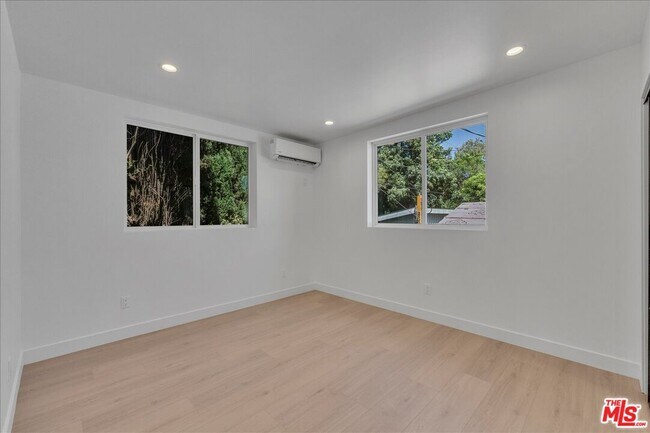 Building Photo - 6913 1/2 Encino Ave