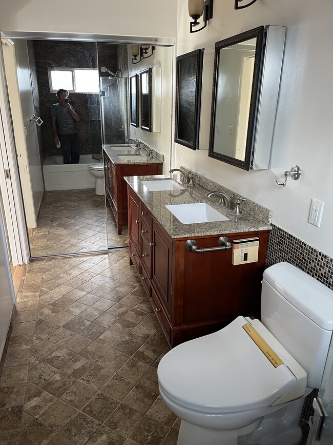 Master bathroom - 7700 Isis Ave