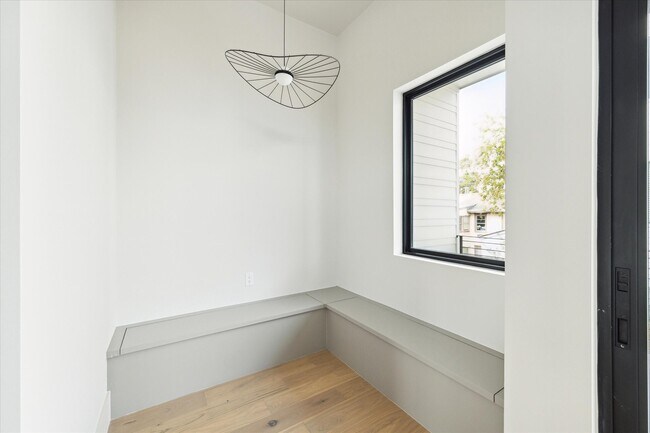 Building Photo - 1524 Welch St