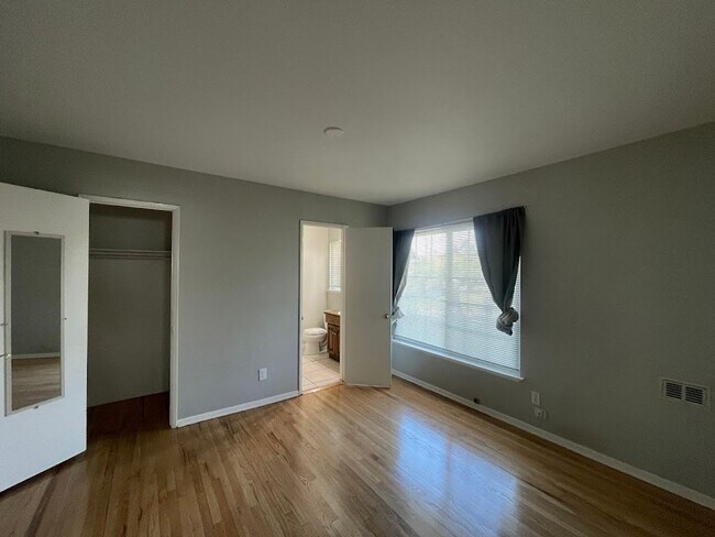 Building Photo - BEAUTIFULLY UPDATED 3 BEDROOM 2 BATH HOME ...