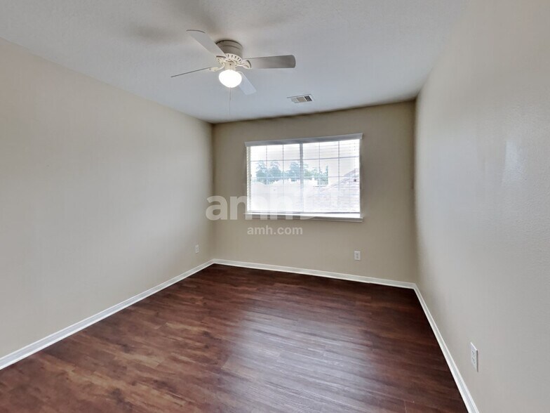 Building Photo - 439 Pinewood Ridge Dr