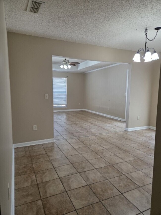 Building Photo - Beautiful home in a very quiet neighborhood