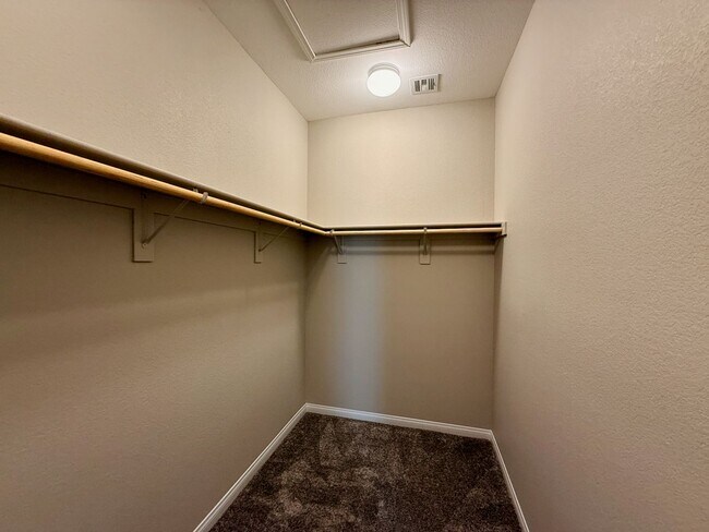 Building Photo - 3 BED 2.5 BATH 2 CAR GARAGE MODERN TOWNHOM...