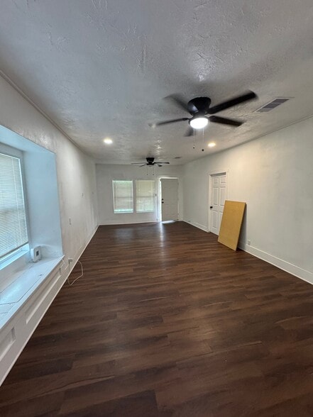 Building Photo - 878 Granville Dr