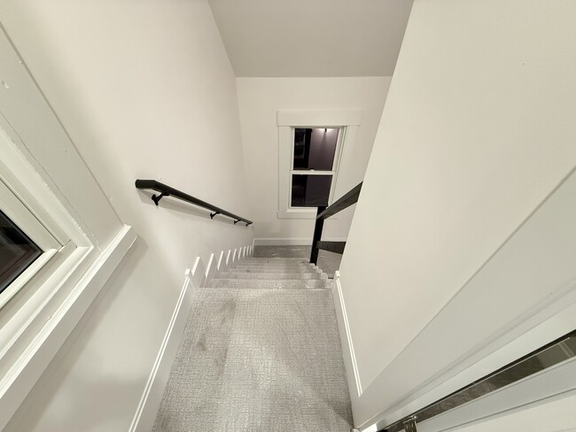 Building Photo - 5942 W Eastwood Ave