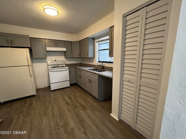 Building Photo - 300 Hopkins Ave