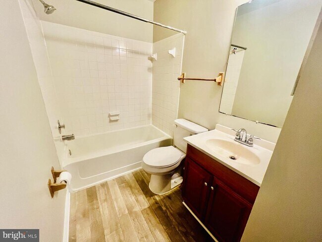 Building Photo - 4704 S Park Ct