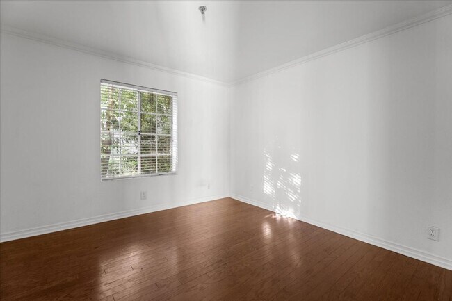 Building Photo - Bright 3-Bedroom Condo with Balcony and Fi...