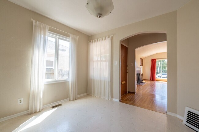 Building Photo - Single Family Home