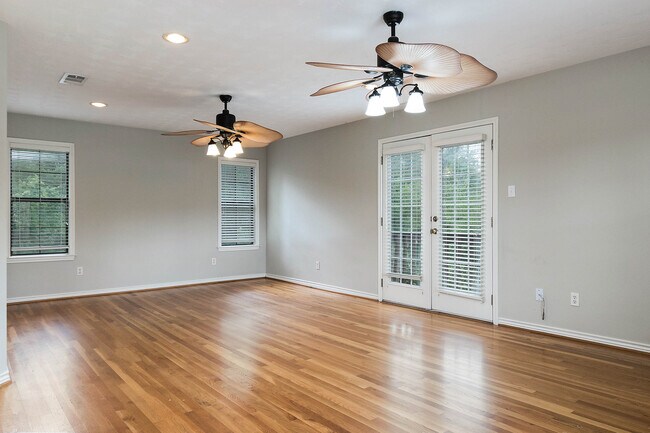 Building Photo - 309 Brookside Dr E