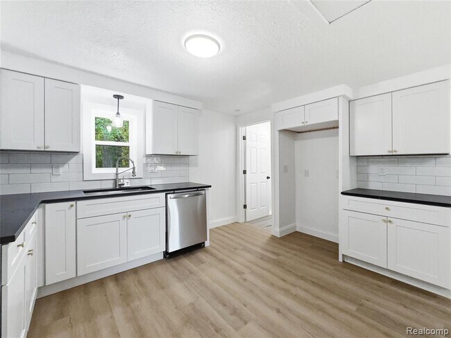 Building Photo - 2124 Bernice Ave