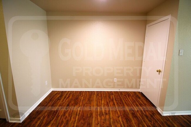 Building Photo - Discover comfort and convenience in this w...