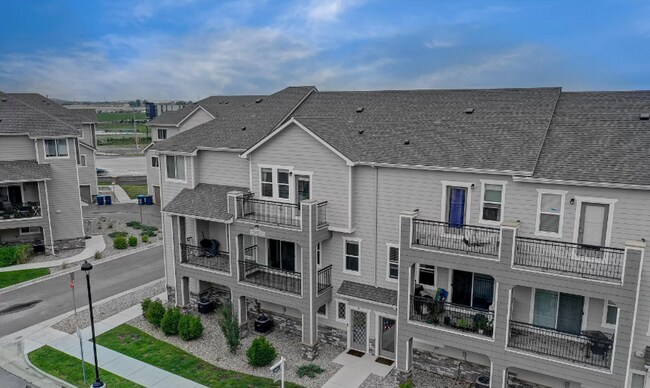 Building Photo - Charming town-home style condo Coming June 2026!