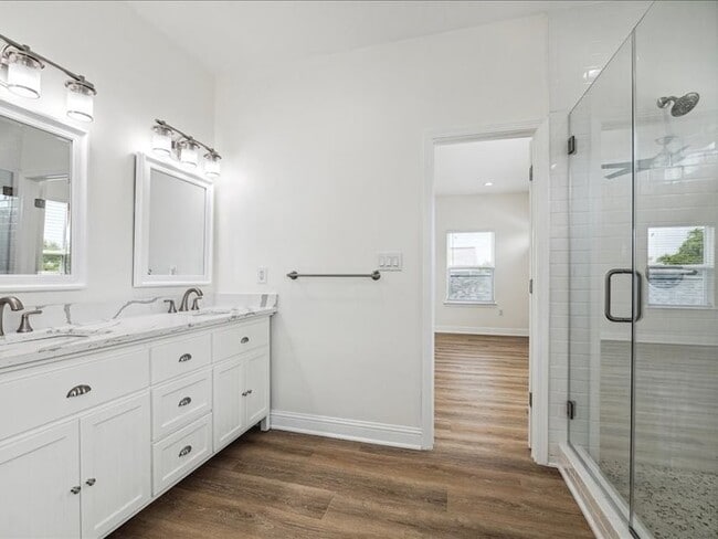 Building Photo - 915 E 37th St