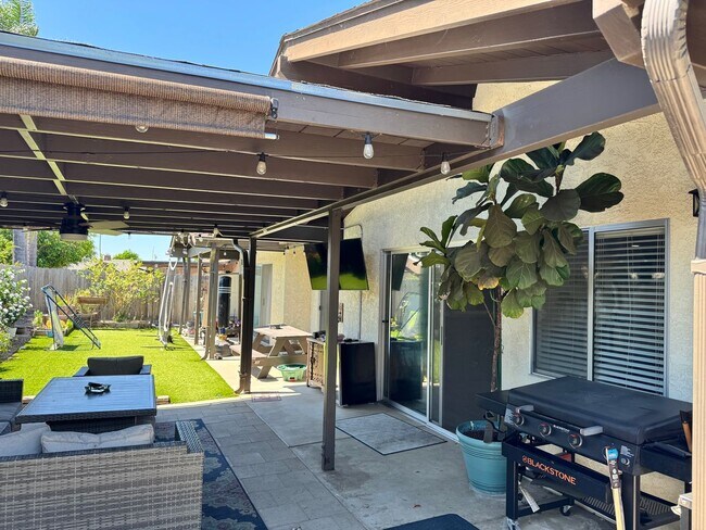 Building Photo - Beautifully Updated 4 Bedroom, 3 Bath Sing...