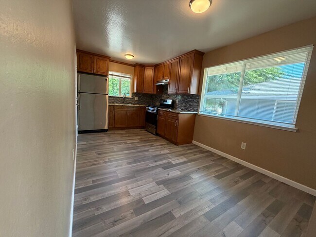 Building Photo - 5725 Woodleigh Dr