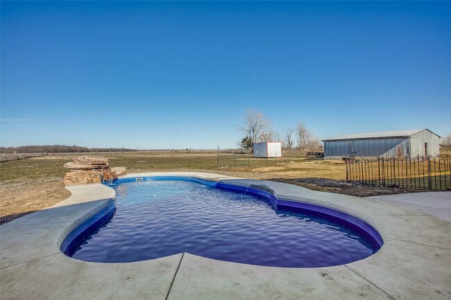 Building Photo - 3 Bed 3 Bath on 5 Acres in Pilot Point