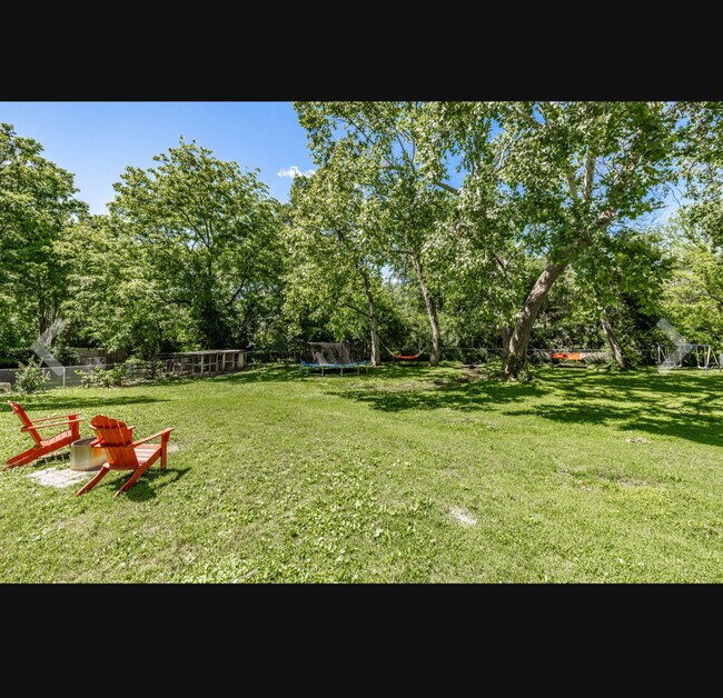 Building Photo - 907 N Graycroft Ave