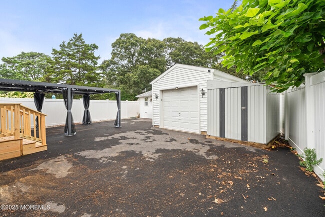 Building Photo - 611 Parkside Ave