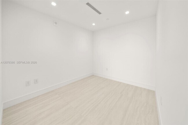 Building Photo - 2411 Laguna Cir