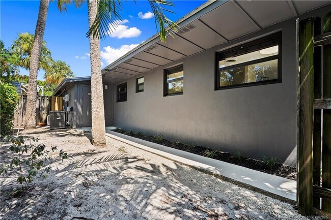 Building Photo - 2563 NE Palm Ave