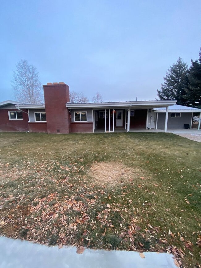 Building Photo - Gorgeous Fully Remodeled 3 Bed 1.5 baths a...
