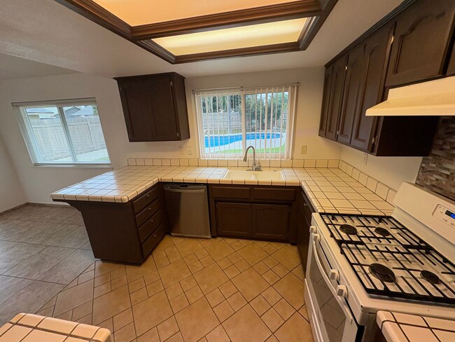 Building Photo - Charming home with Pool in Tulare Rent Ready!