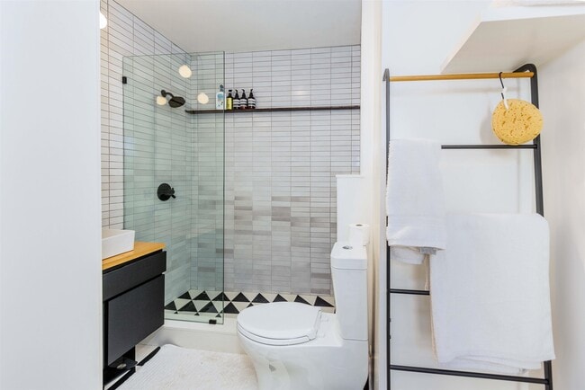 Building Photo - 2323 Magnolia St