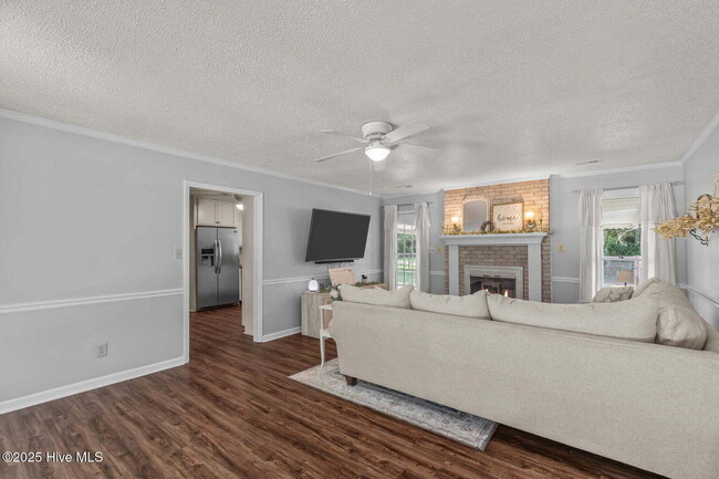 Building Photo - Beautiful 3 Bedroom, 2 Bath Home -135 Yate...