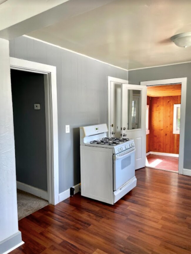 Building Photo - AVAILABLE NOW. 2 bed/1 bath SINGLE FAMILY HOME with fenced yard!