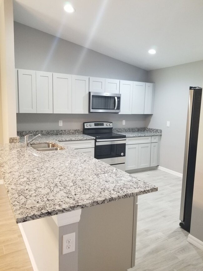 Building Photo - Spacious 3-Bedroom, 2-Bath Apartment with ...