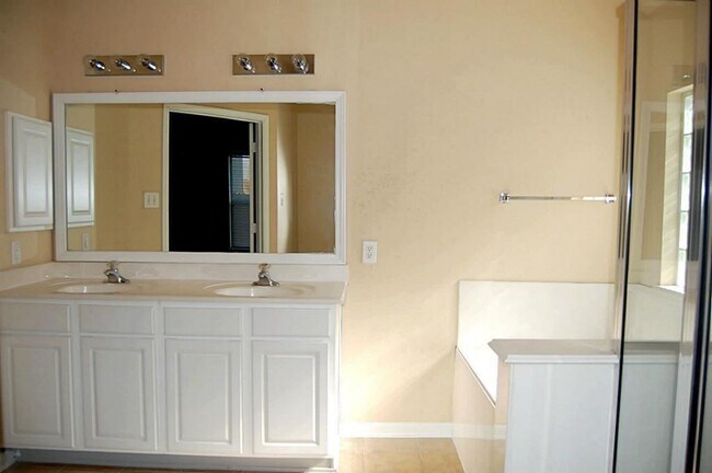 Building Photo - 30415 Deleon Fields Dr