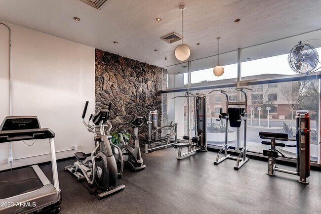 Building Photo - 207 W Clarendon Ave