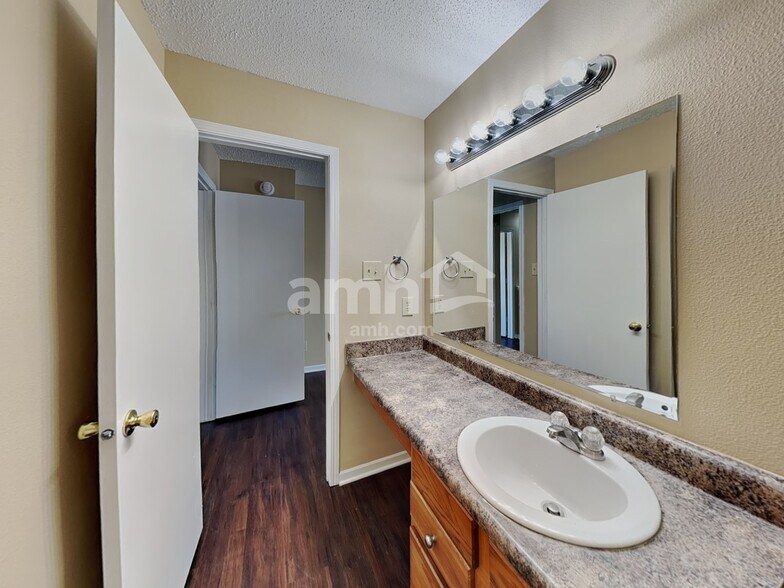 Building Photo - 8450 Ash Grove Dr