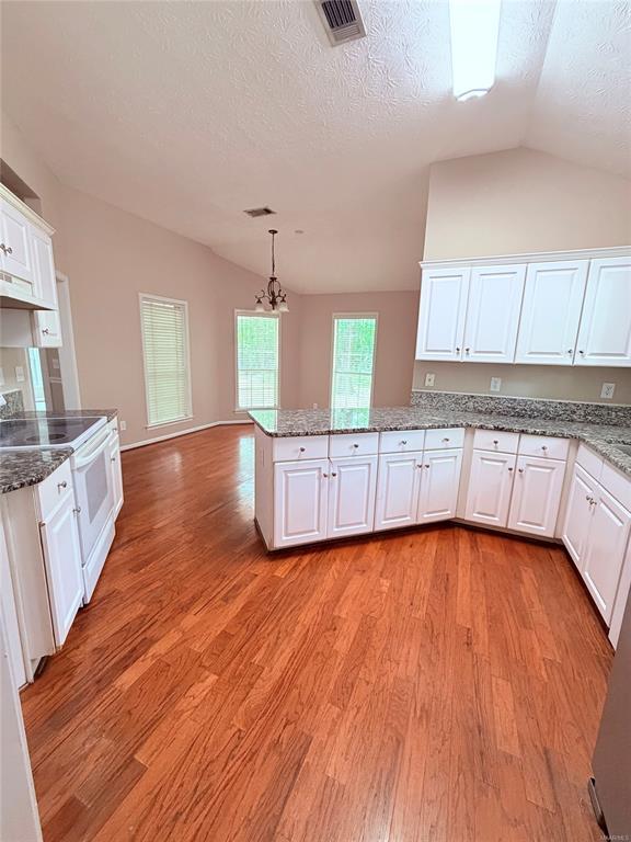 Building Photo - 11 Twin Oaks Ln