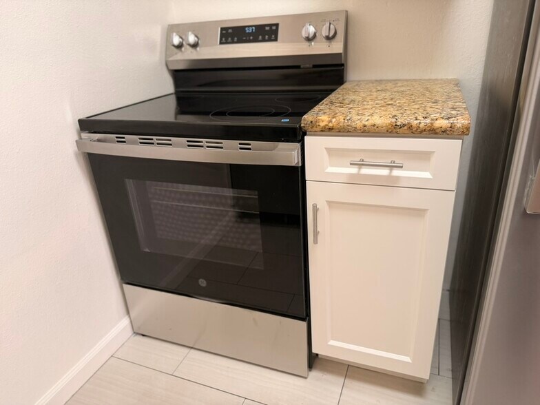 Building Photo - 970 Palm Avenue