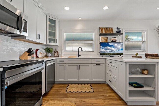 Building Photo - 10124 Yacht Club Dr