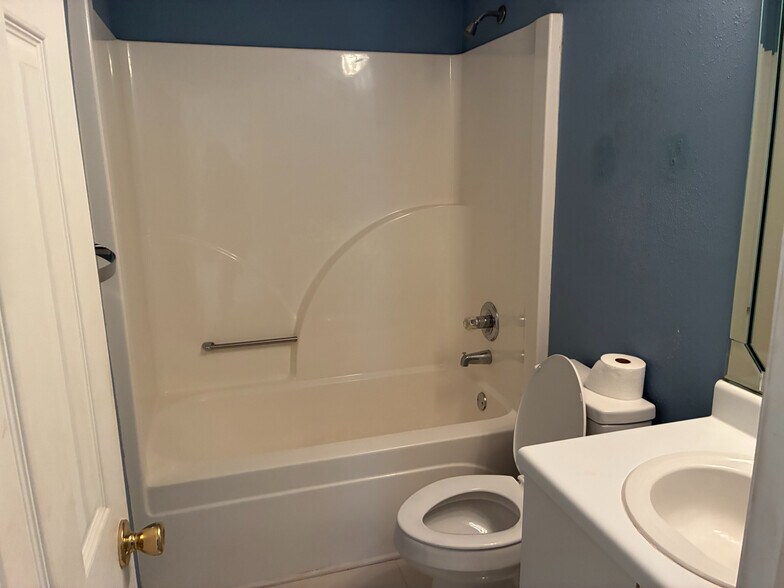 Building Photo - Room in House on Klondike River Rd