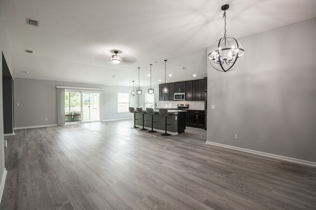 Building Photo - Stunning home in desirable neighborhood !