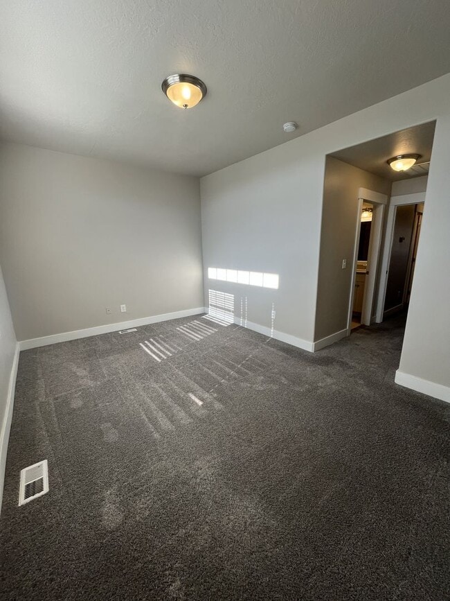 Building Photo - 1 MONTH FREE- 3 Bed, 2.5 Bath Townhome in Pleasant Grove