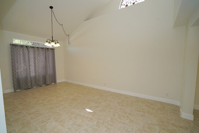 Building Photo - 4 Bedroom Rental Home in Santa Clarita.