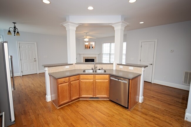 Building Photo - 856 Harborside Ln