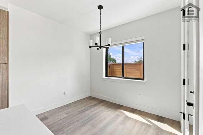 Building Photo - 2522 SW Yew Ave